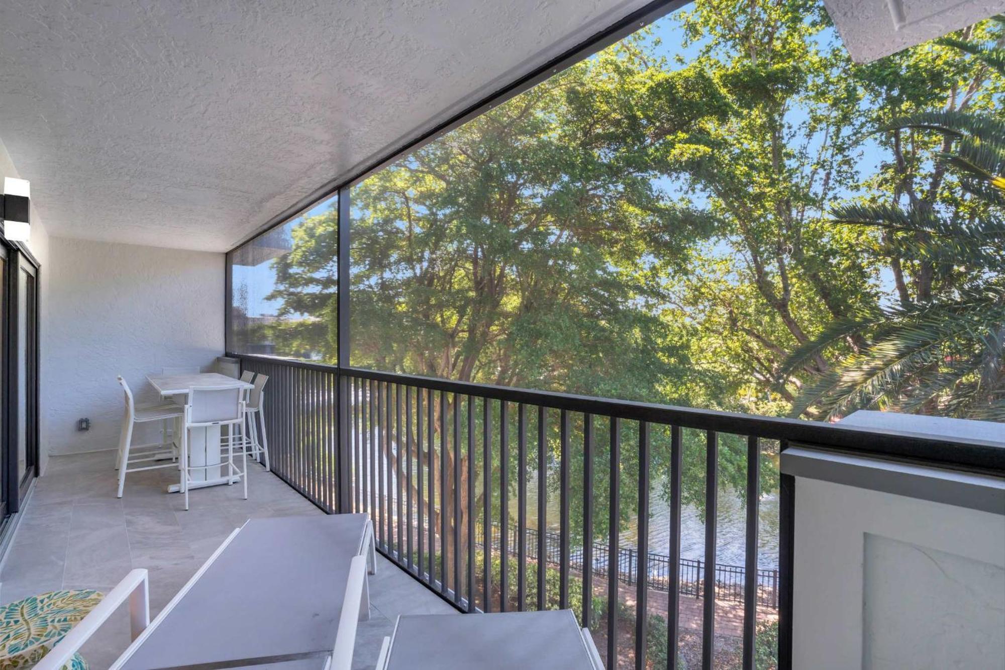 Corner Unit Updated And Near Lobby Holiday home *