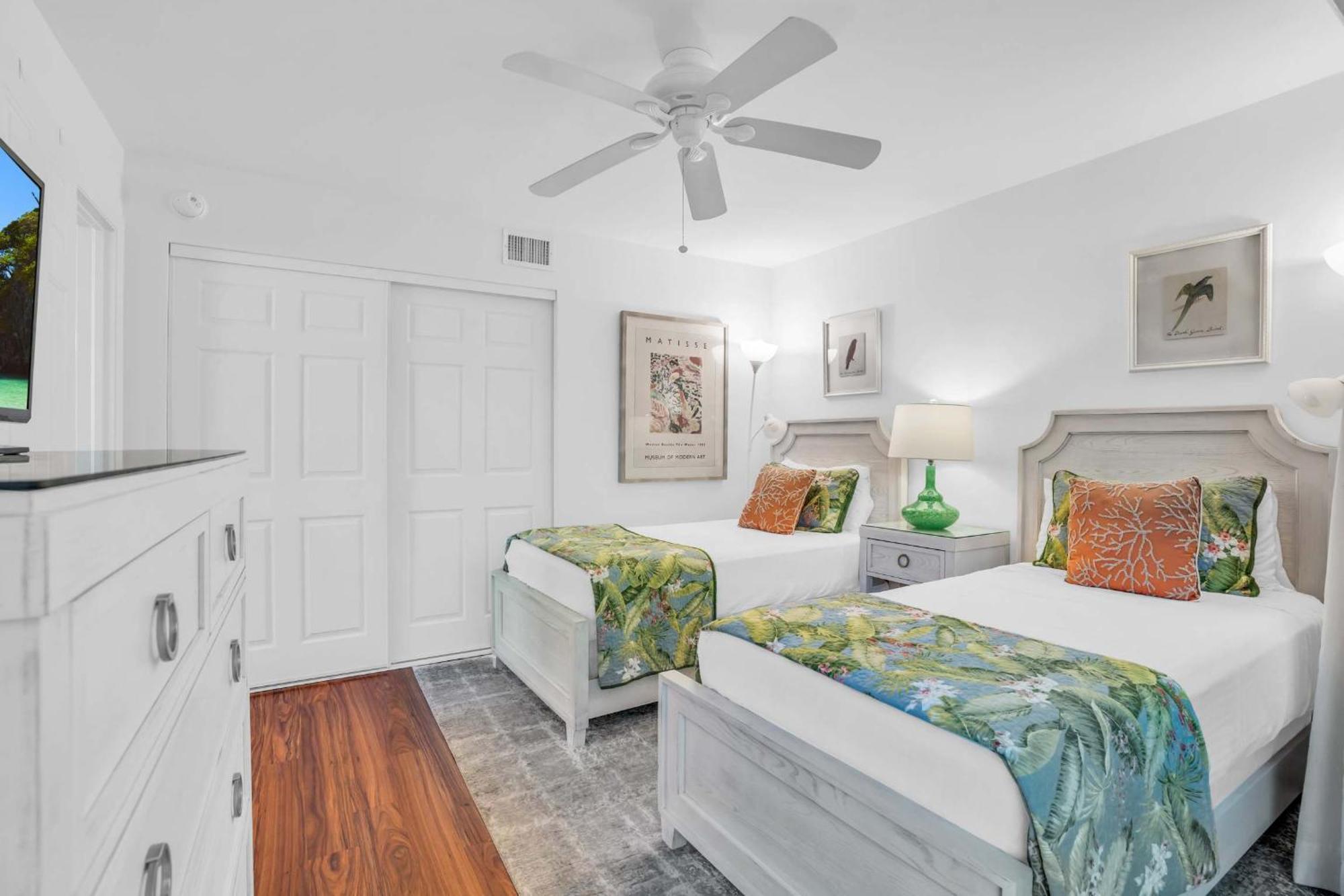 Holiday home Corner Unit Updated And Near Lobby Naples