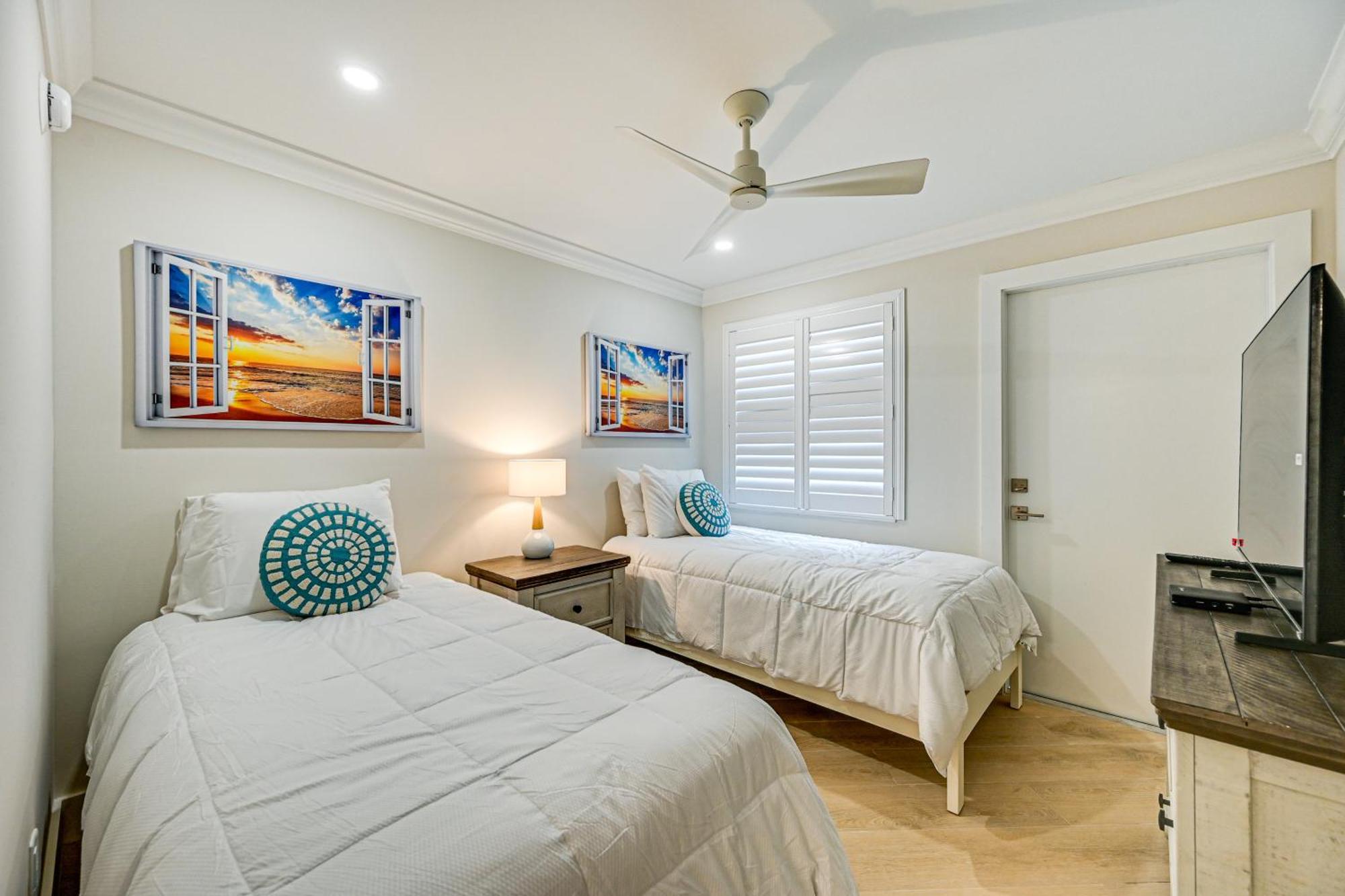 Apartment Upscale With Pool Access Walk To Pier!