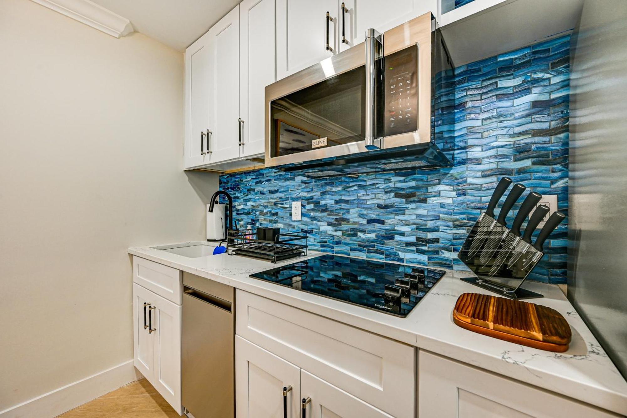 Upscale With Pool Access Walk To Pier!