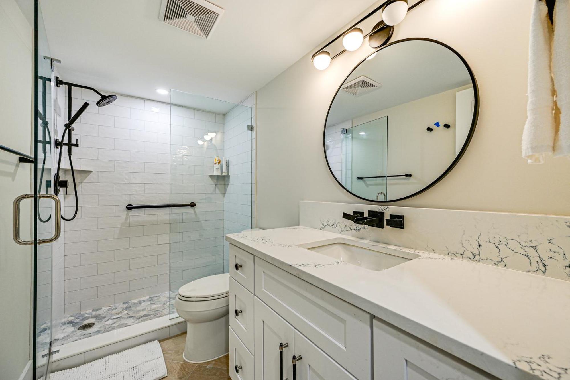 Upscale With Pool Access Walk To Pier! Apartment Naples