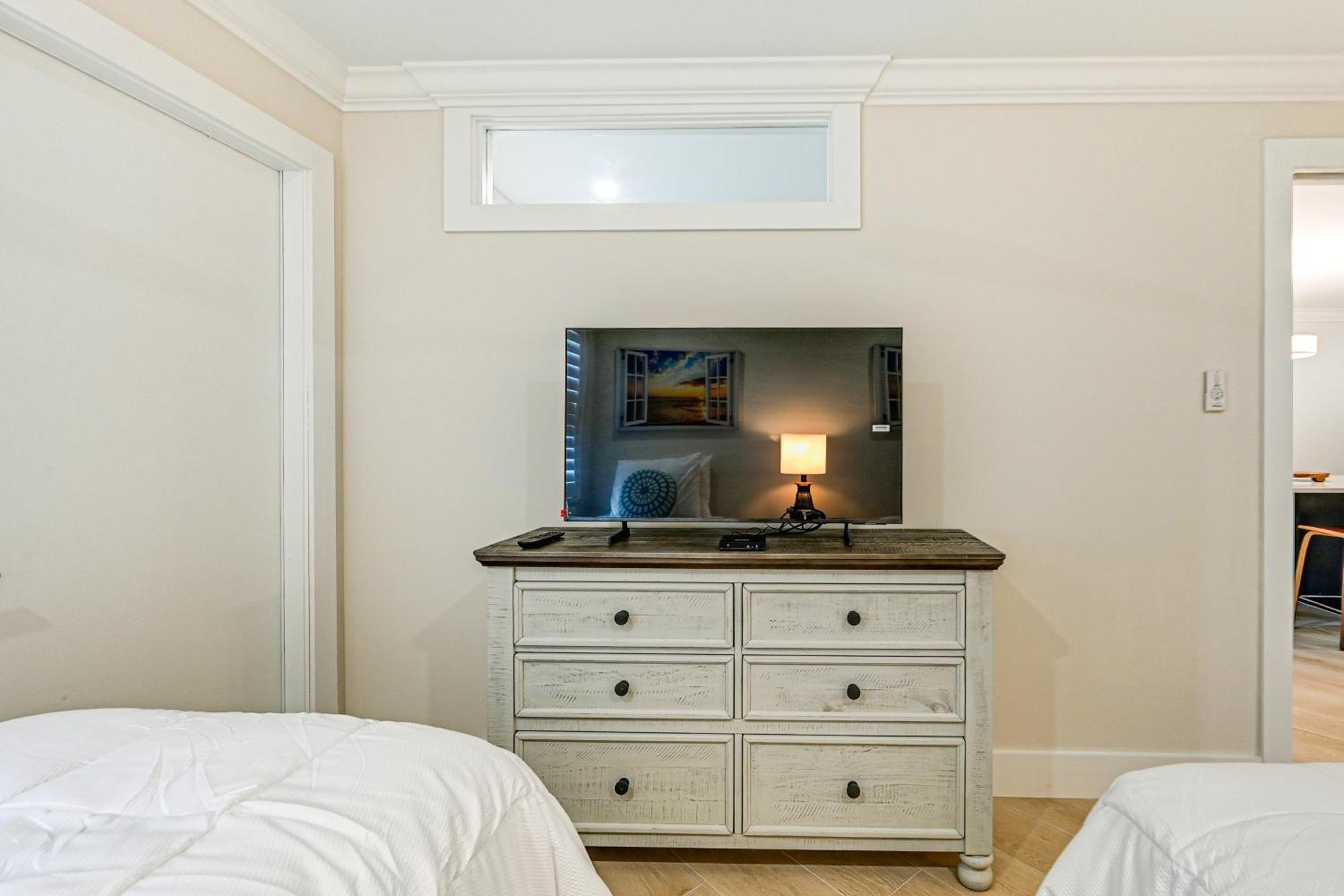 Apartment Upscale With Pool Access Walk To Pier! Naples