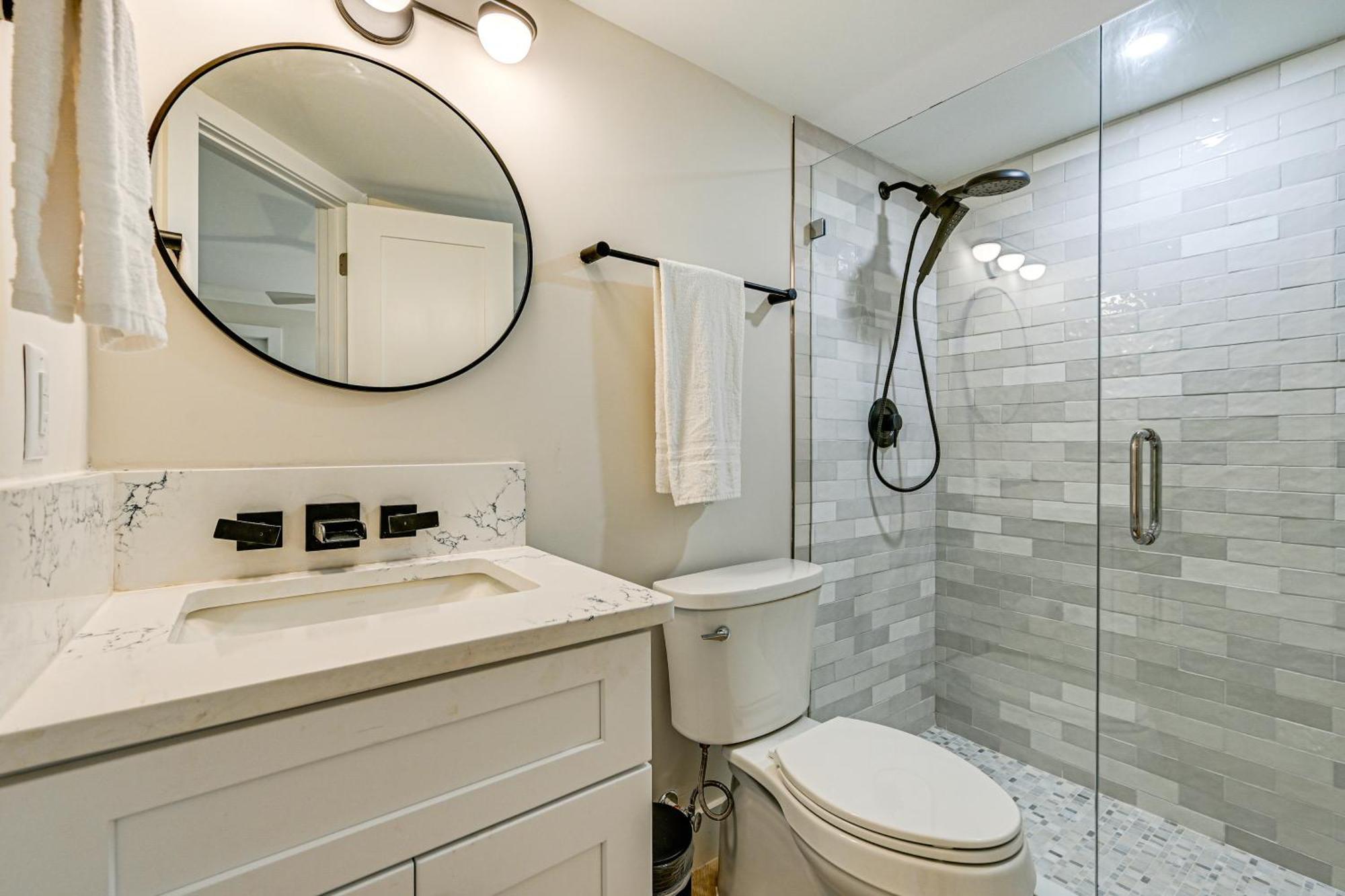 Upscale With Pool Access Walk To Pier! *