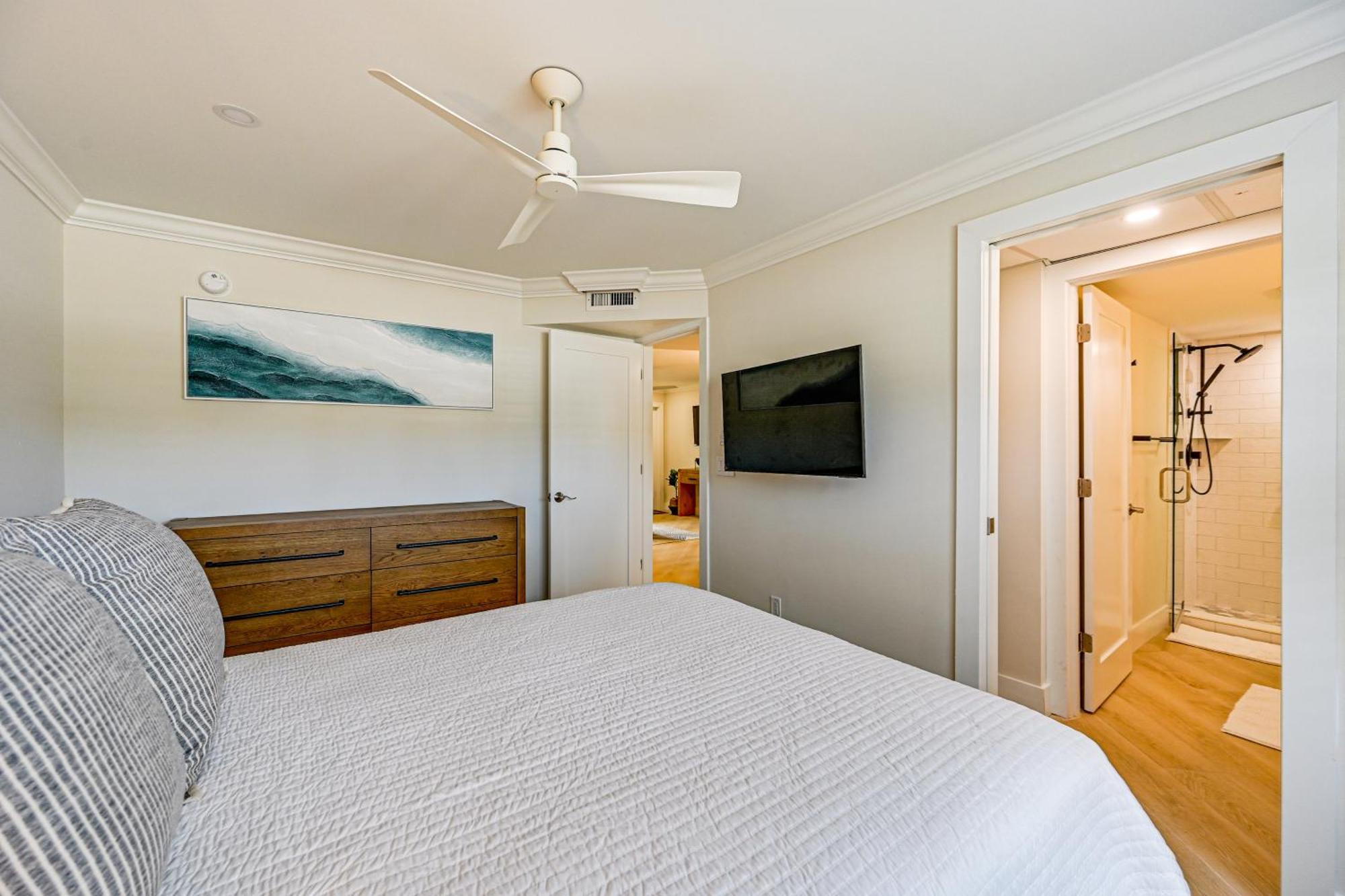 Apartment Upscale With Pool Access Walk To Pier!