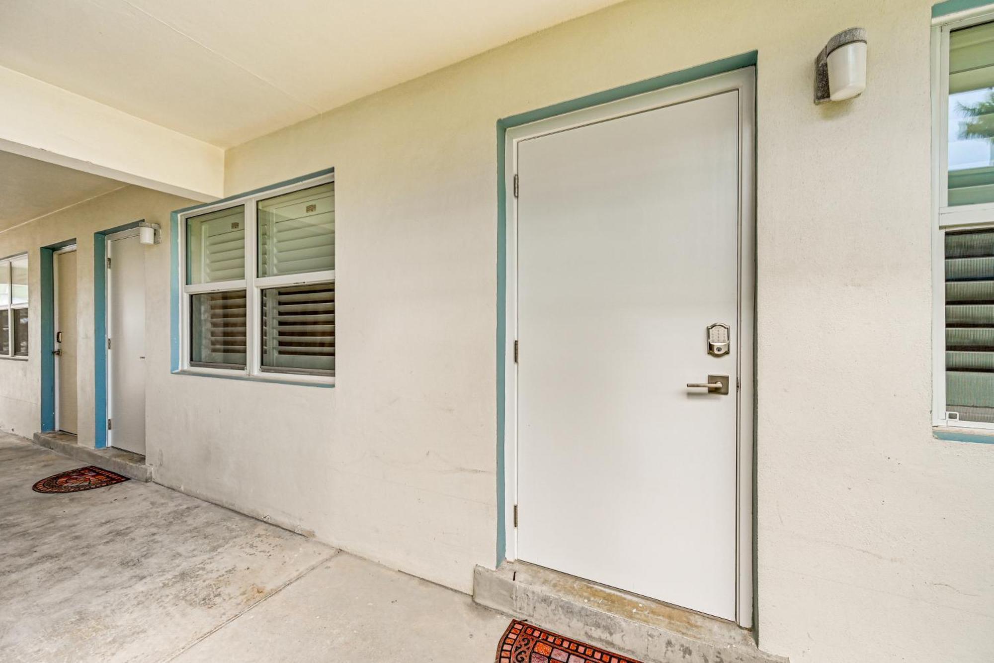 Upscale With Pool Access Walk To Pier! Apartment *