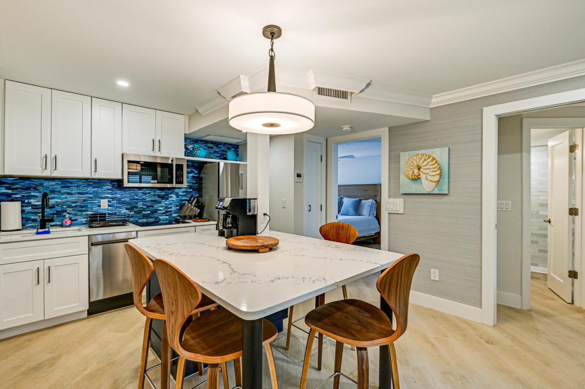 Apartment Upscale With Pool Access Walk To Pier! *