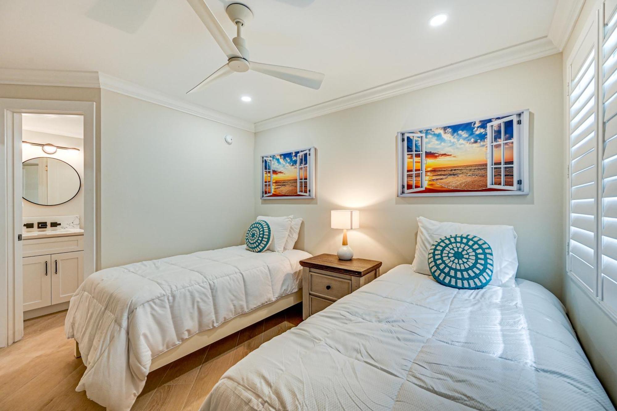 Upscale With Pool Access Walk To Pier! Apartment