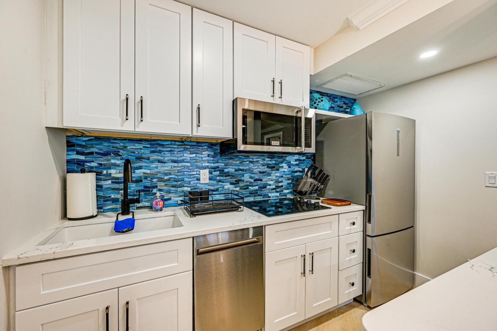 Upscale With Pool Access Walk To Pier! Apartment *