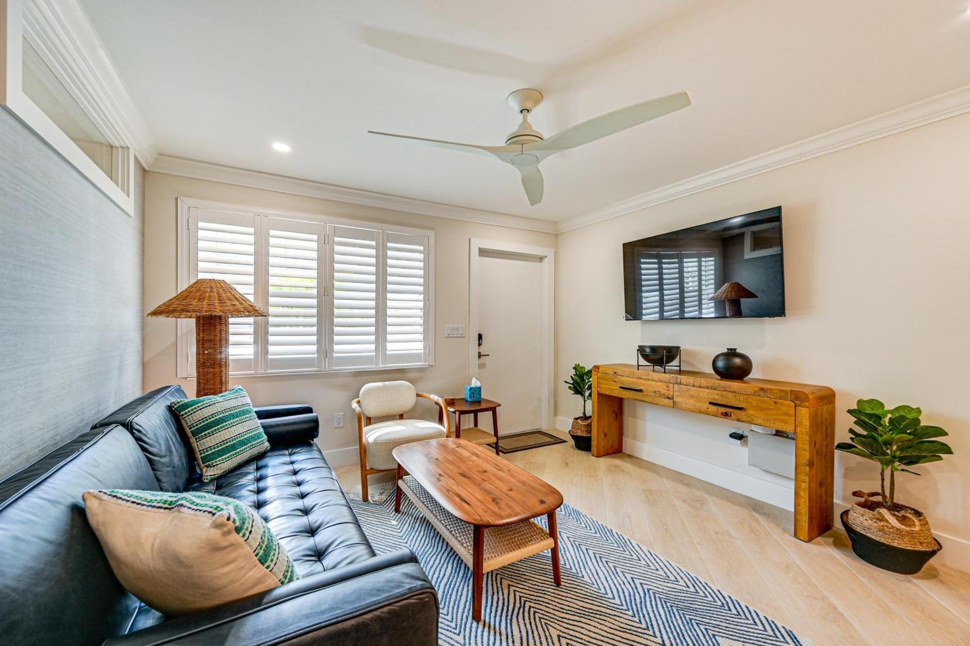 Apartment Upscale With Pool Access Walk To Pier!