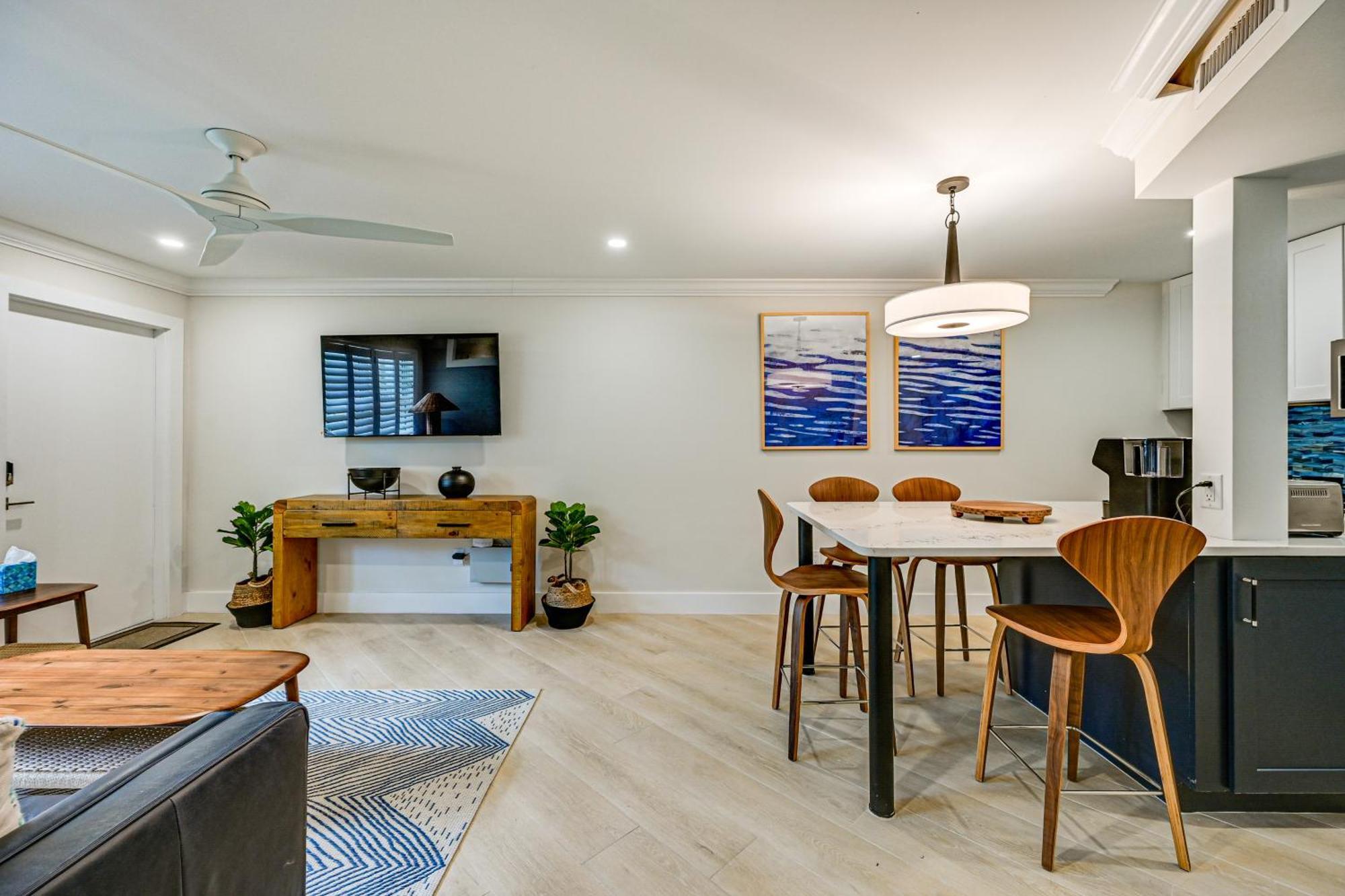 Apartment Upscale With Pool Access Walk To Pier! *