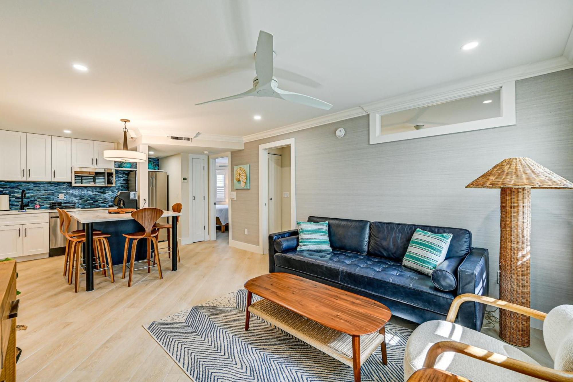Upscale With Pool Access Walk To Pier! Apartment Naples