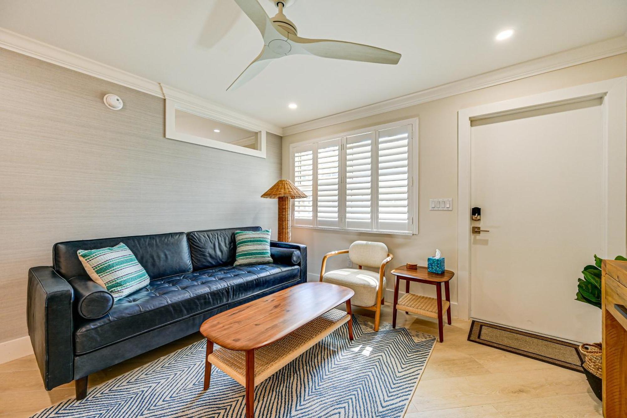 Upscale With Pool Access Walk To Pier!