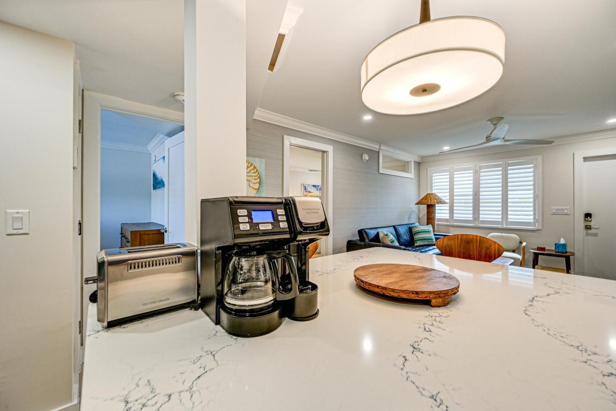 Apartment Upscale With Pool Access Walk To Pier!
