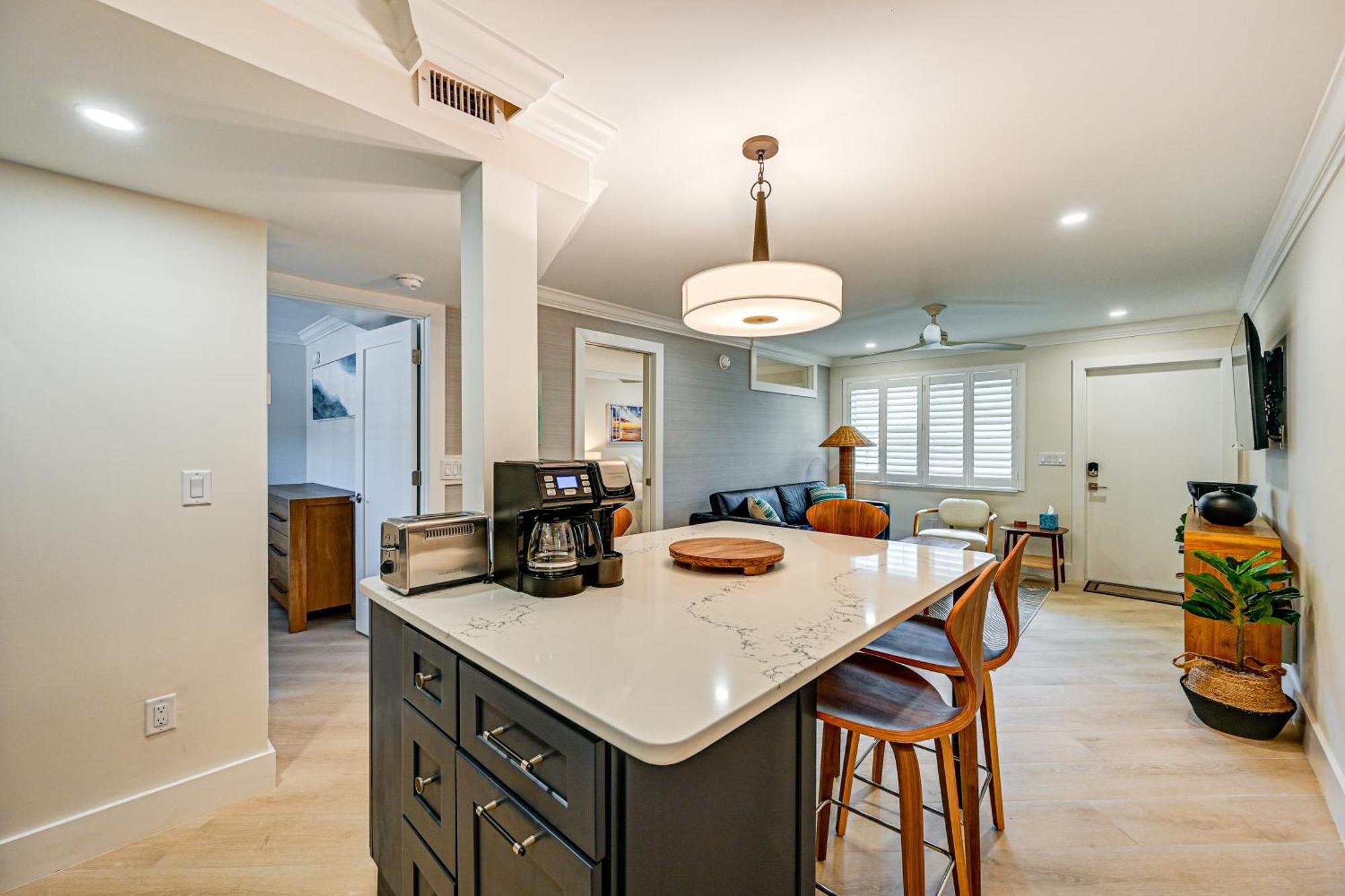 Upscale With Pool Access Walk To Pier! Apartment *