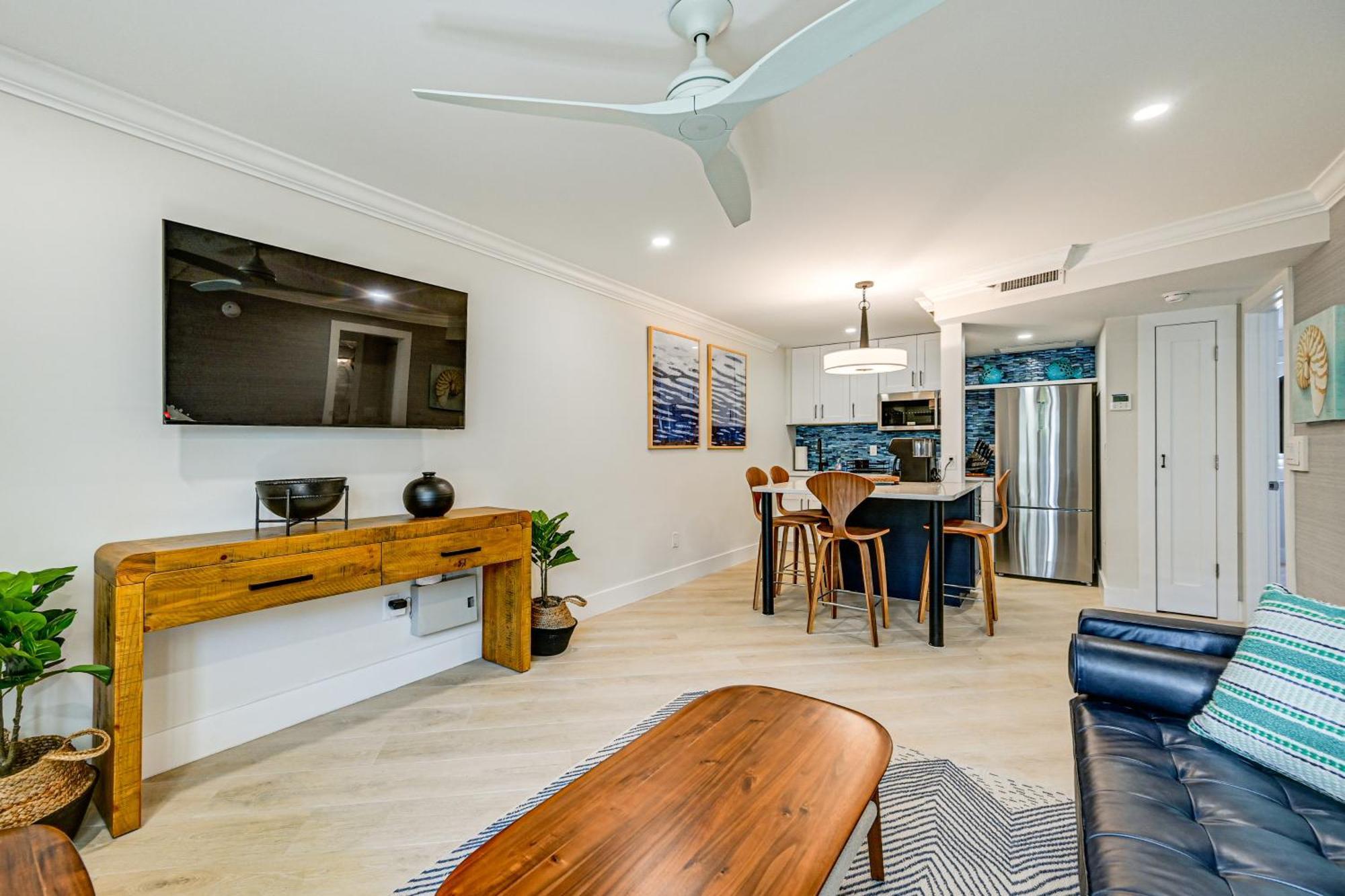 Upscale With Pool Access Walk To Pier! Apartment *