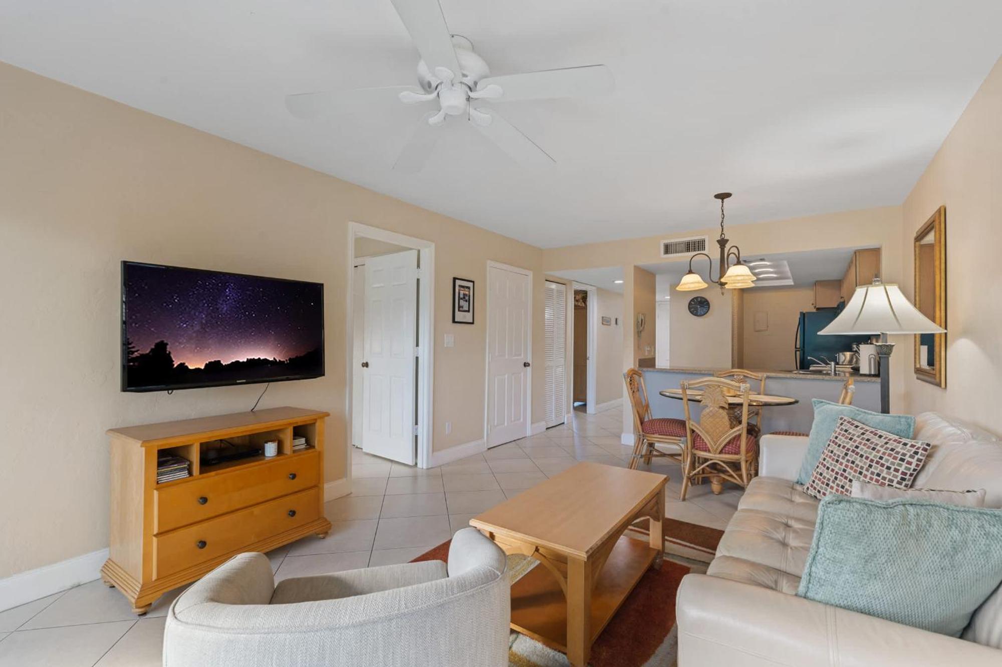 End Unit -first Floor And Close To The Lobby Holiday home Naples