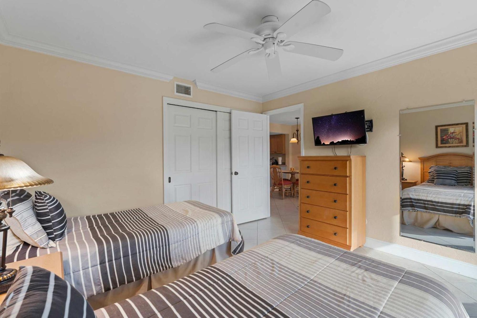 End Unit -first Floor And Close To The Lobby Naples