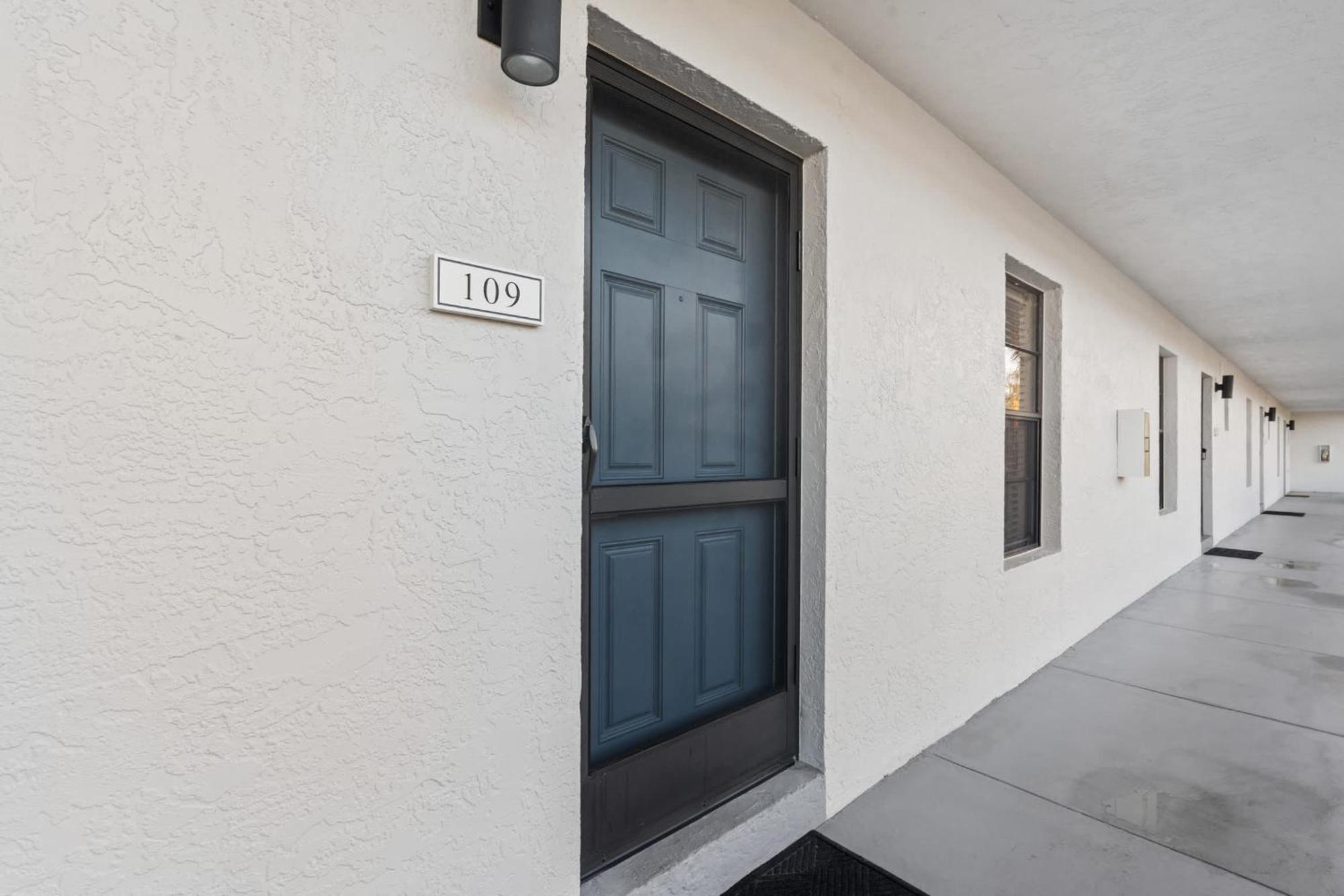 End Unit -first Floor And Close To The Lobby Holiday home *