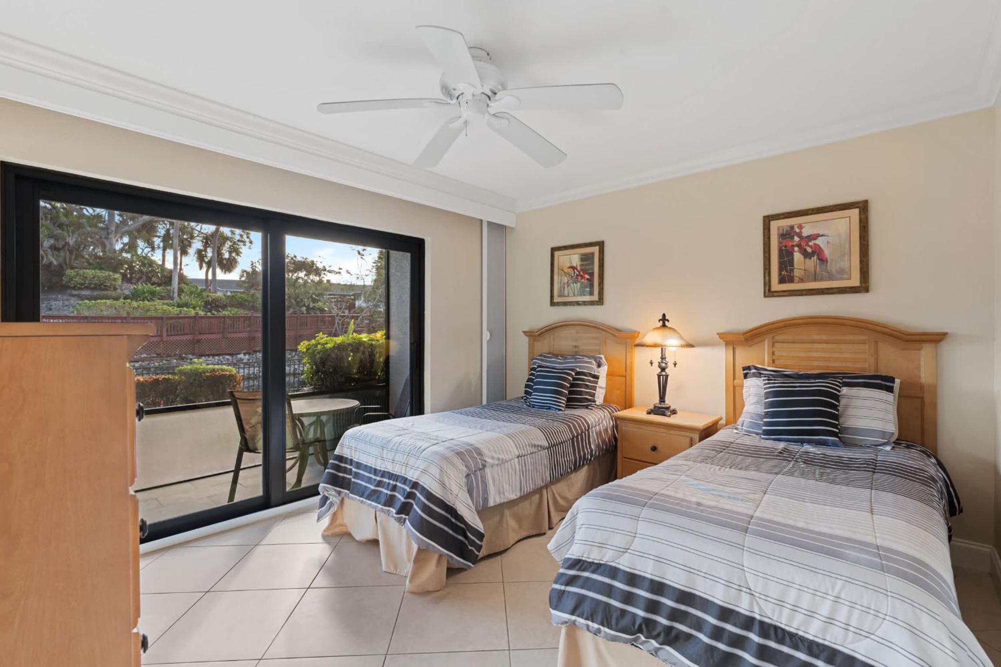 End Unit -first Floor And Close To The Lobby * Naples