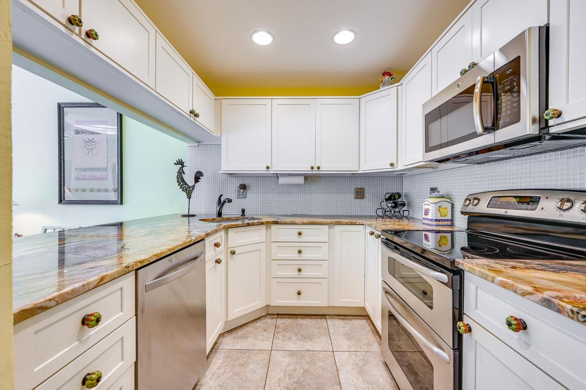 Lovely Vacation With Shared Pools! Apartment