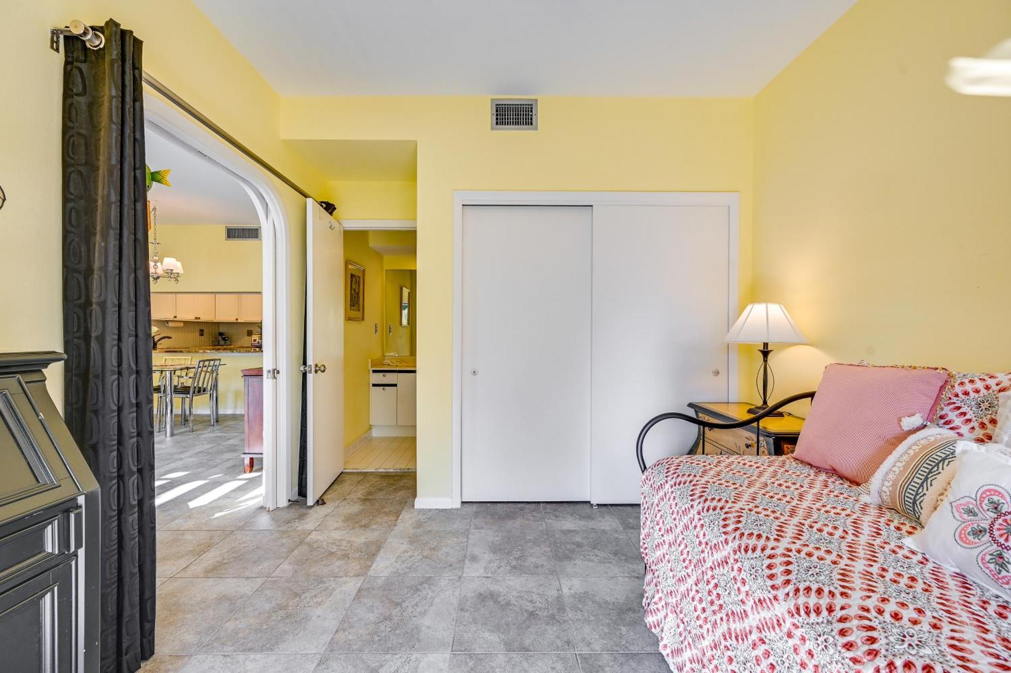 Lovely Vacation With Shared Pools! Apartment *