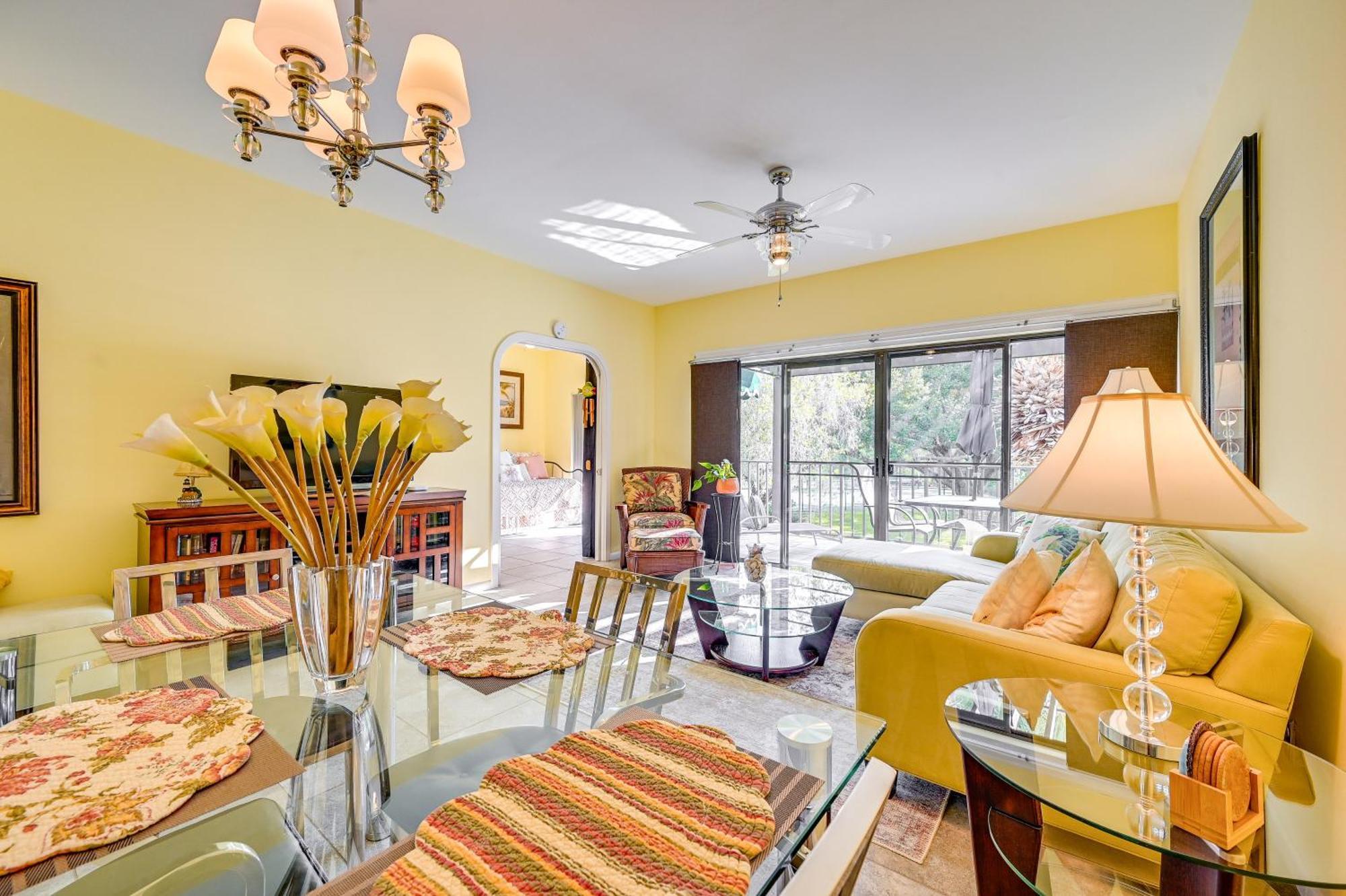 Lovely Vacation With Shared Pools! Apartment Naples