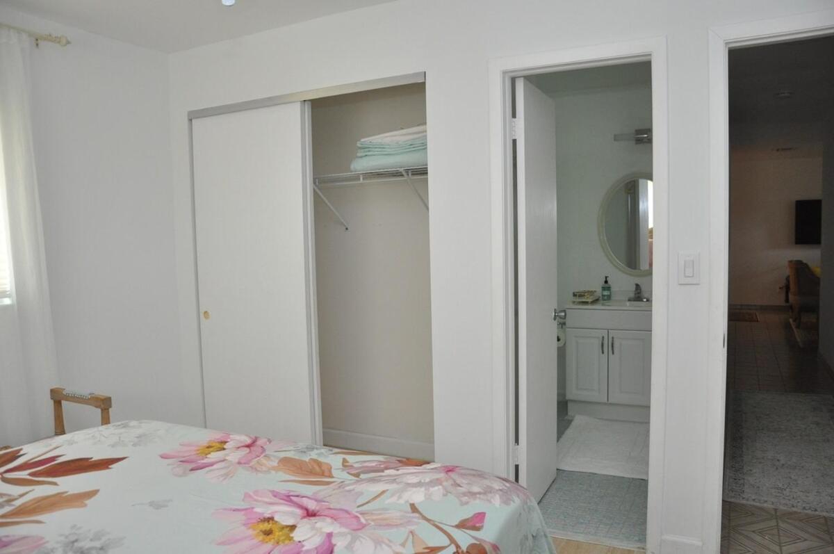Contemporary 2 Bedroom Near 5th Ave & Mercato Holiday home *