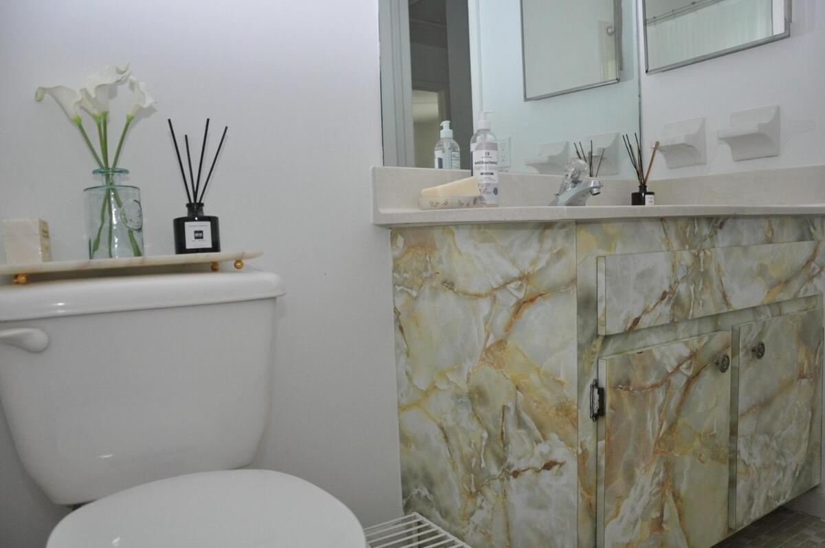 Contemporary 2 Bedroom Near 5th Ave & Mercato *