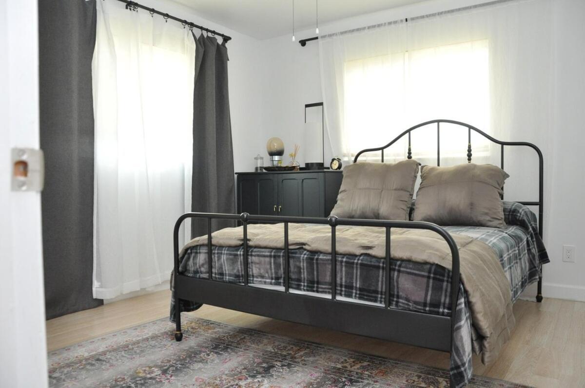 Contemporary 2 Bedroom Near 5th Ave & Mercato