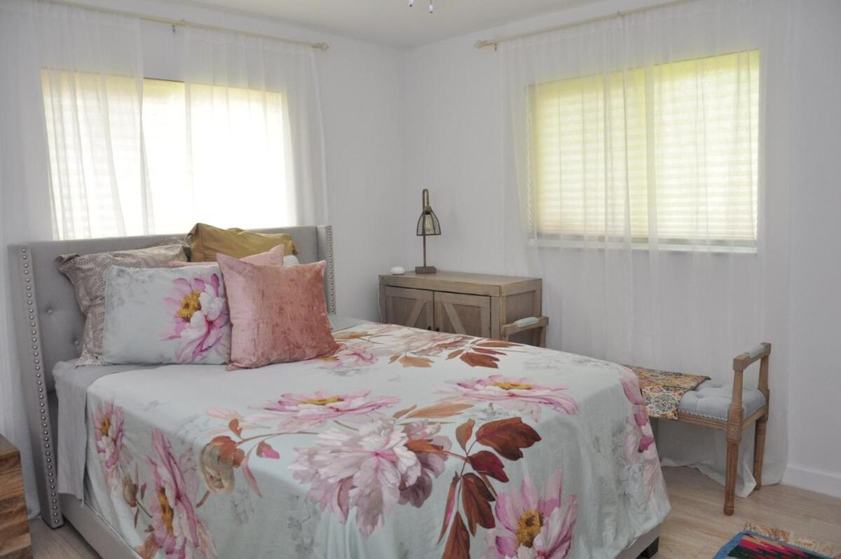 Contemporary 2 Bedroom Near 5th Ave & Mercato Holiday home
