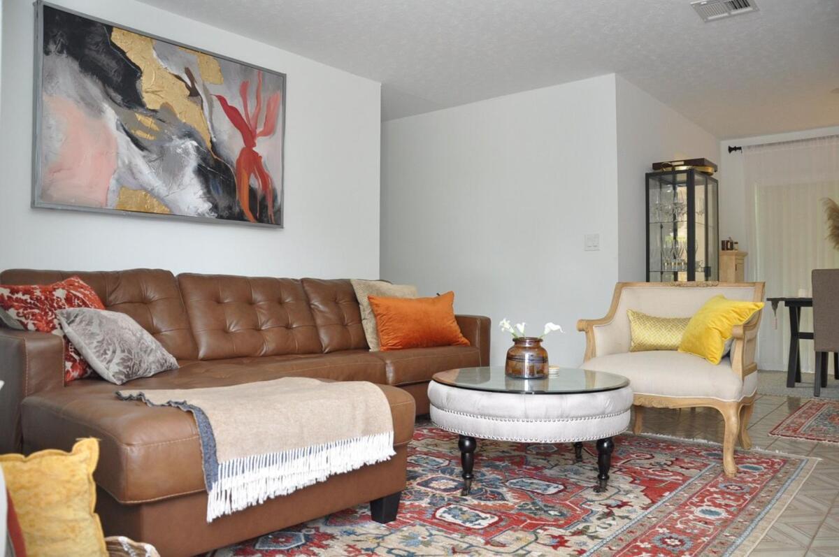 Contemporary 2 Bedroom Near 5th Ave & Mercato Holiday home