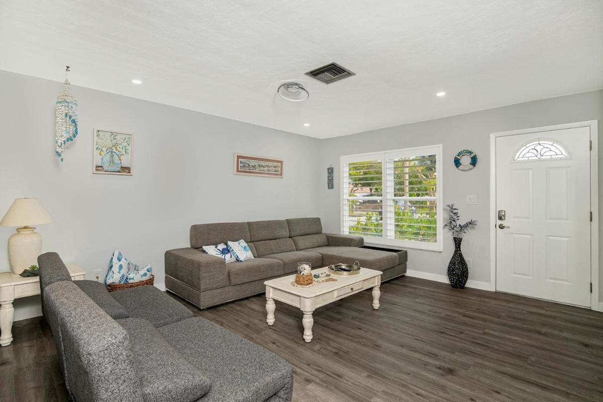 Beautiful Home, Walk Or Bike To The Beach! *