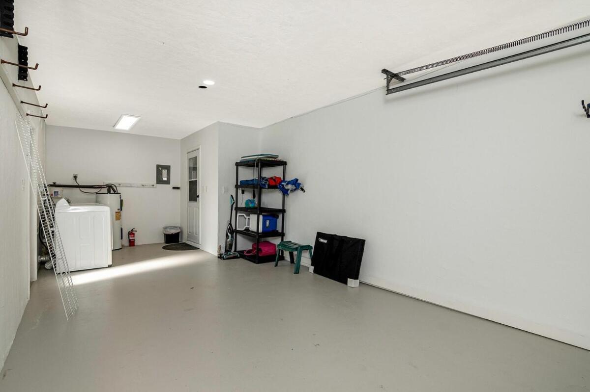 Beautiful Home, Walk Or Bike To The Beach! Holiday home