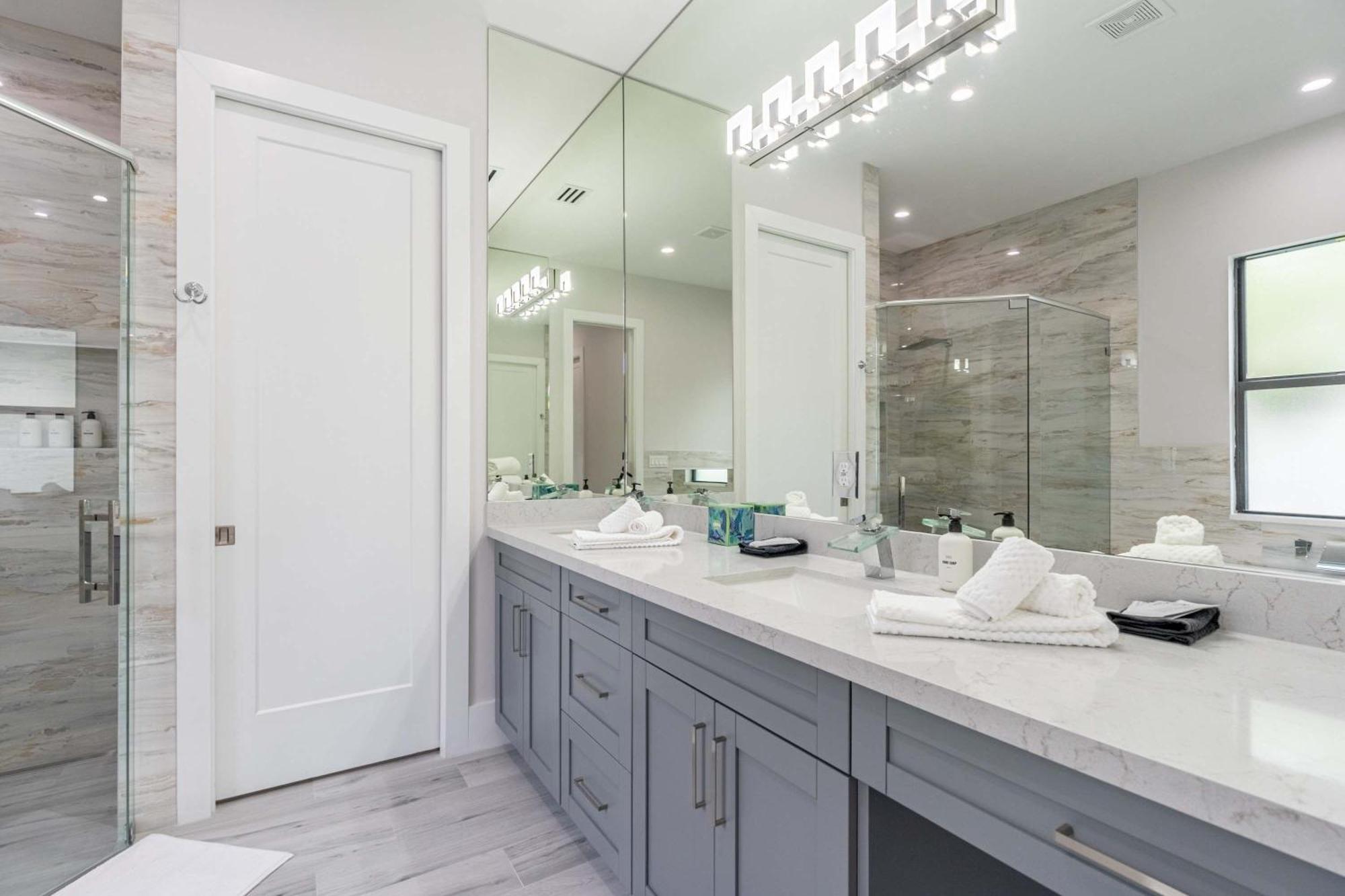 Sparkling New Vanderbilt Luxury Escape Holiday home Naples