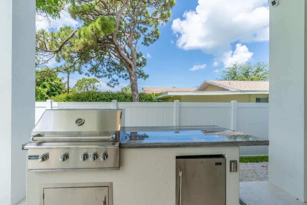 Stunning Vanderbilt House With Heated Pool Holiday home Naples