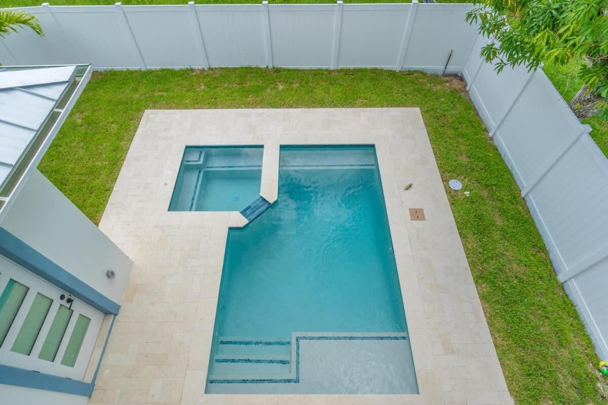 Stunning Vanderbilt House With Heated Pool Naples