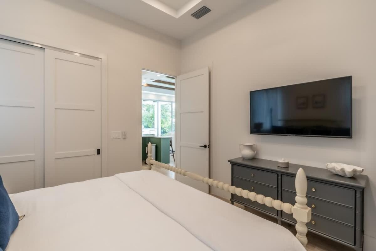 Stunning Vanderbilt House With Heated Pool Holiday home *