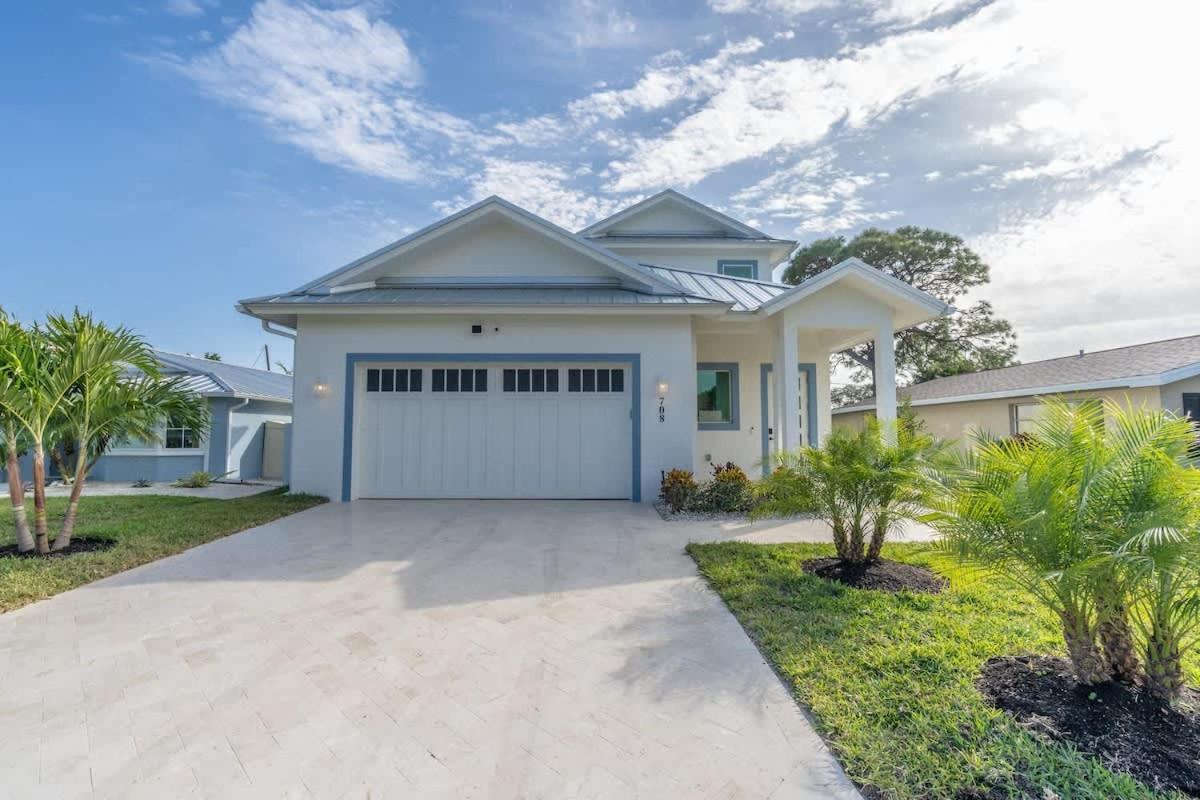 Stunning Vanderbilt House With Heated Pool Holiday home *