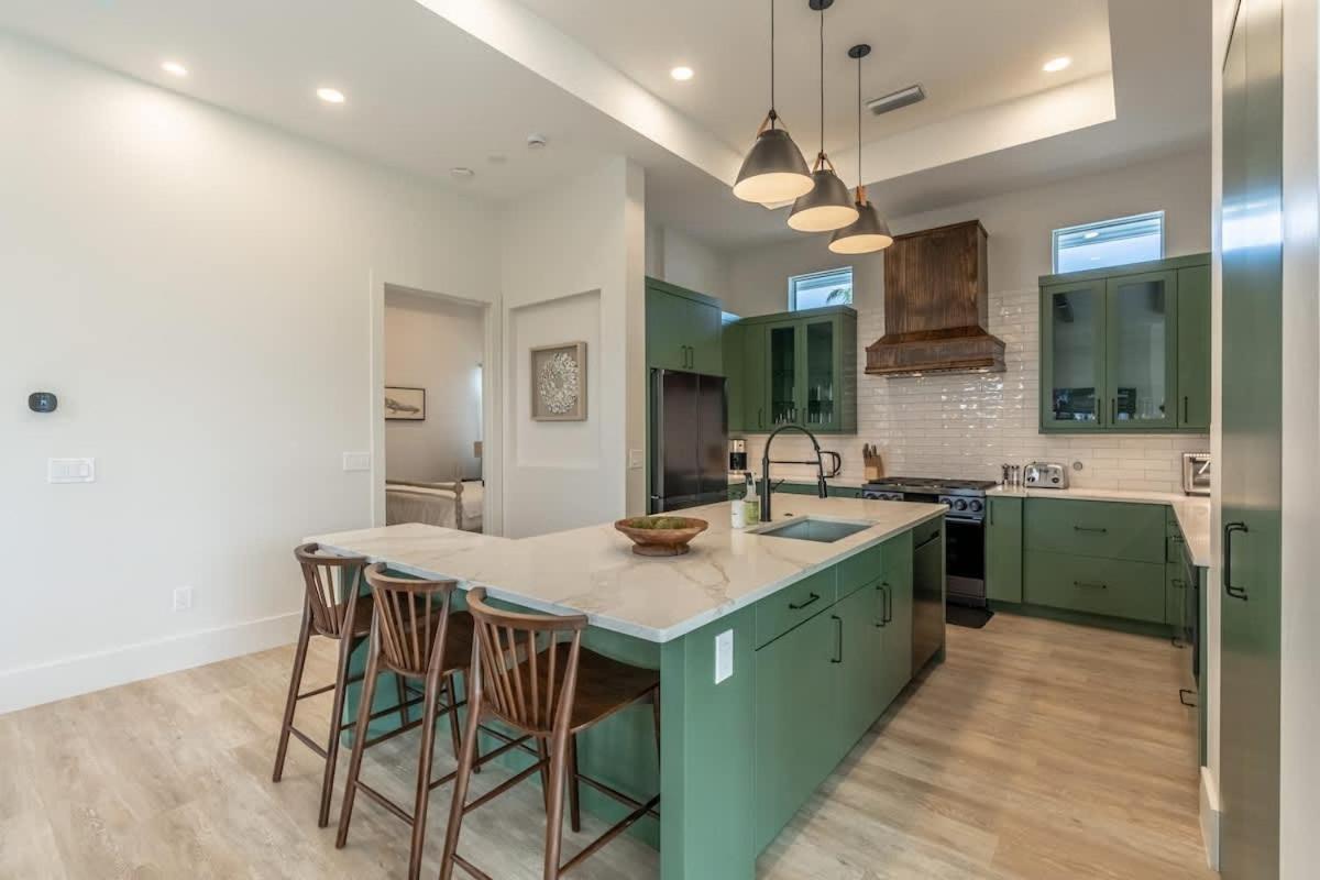 Stunning Vanderbilt House With Heated Pool Naples