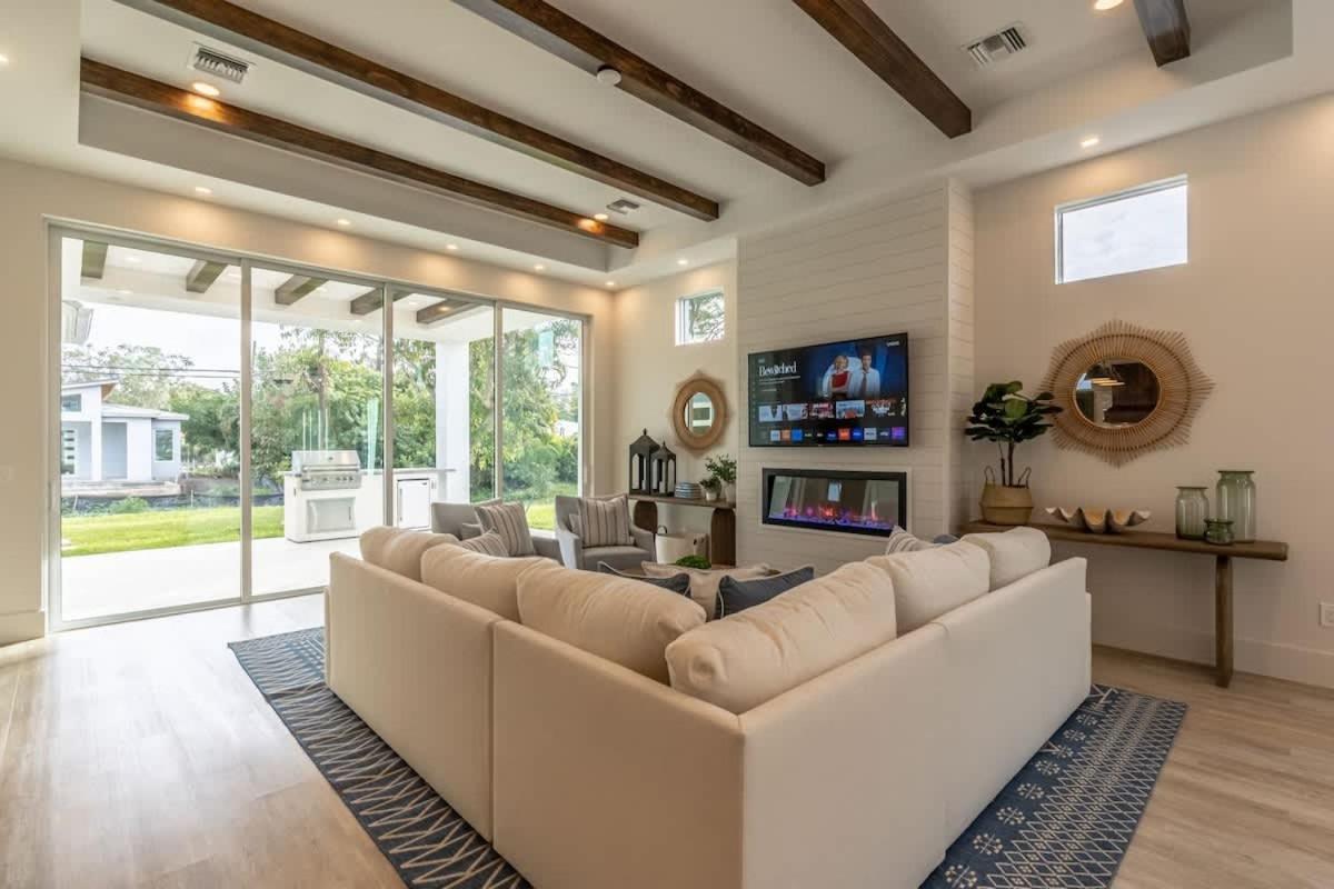 Stunning Vanderbilt House With Heated Pool Holiday home *