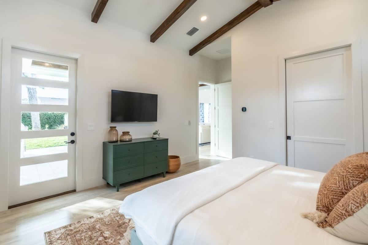 Stunning Vanderbilt House With Heated Pool Naples
