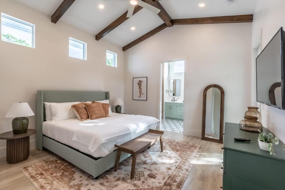 Holiday home Stunning Vanderbilt House With Heated Pool Naples