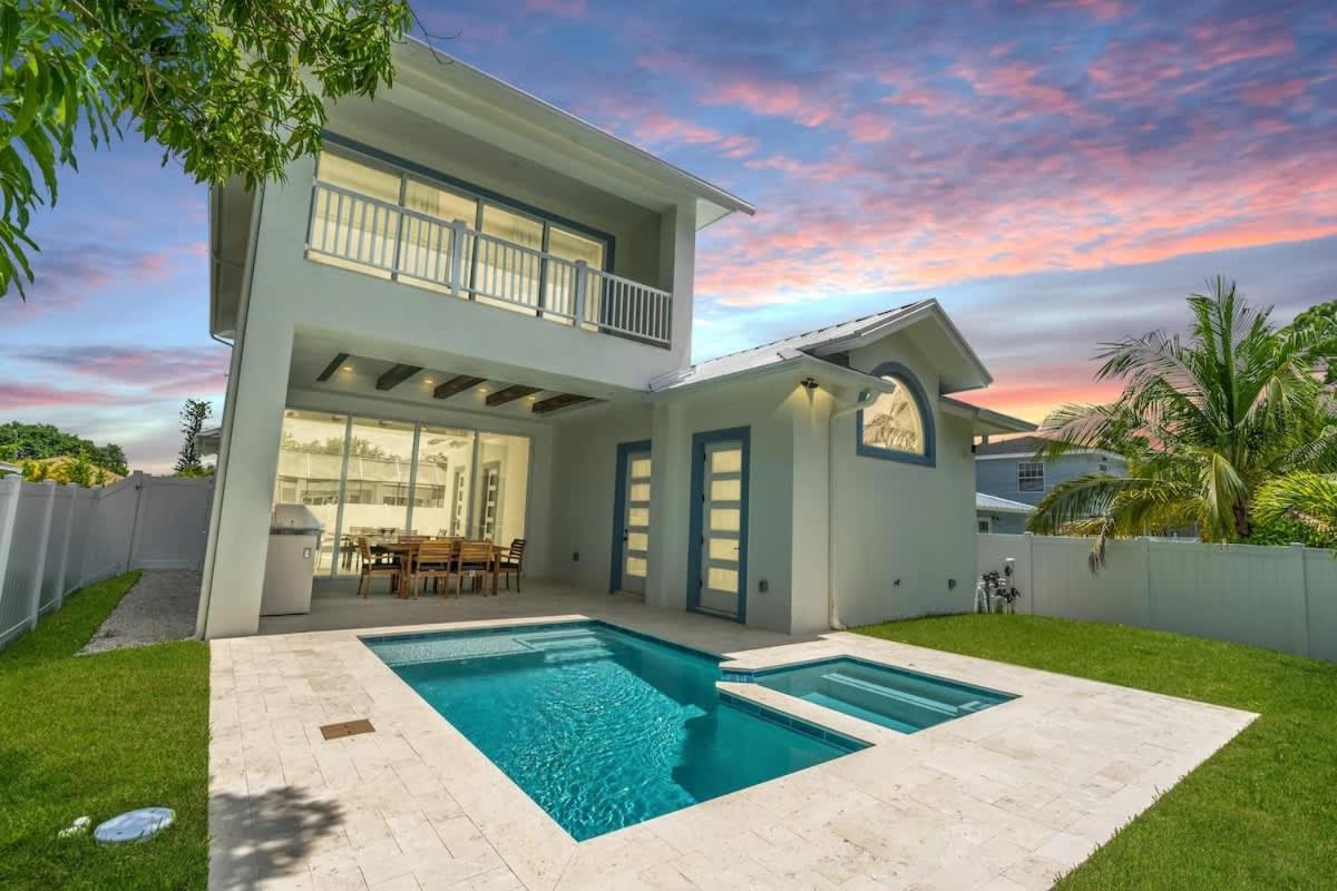 Stunning Vanderbilt House With Heated Pool Holiday home