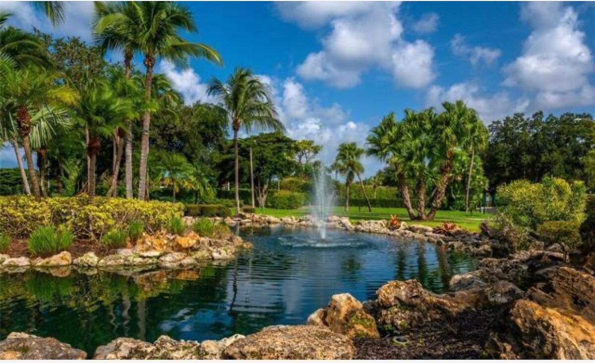 Apartment Elegant Escape With Heated Pool, Sauna, Tennis & Pickleball 3 Mls To Naples