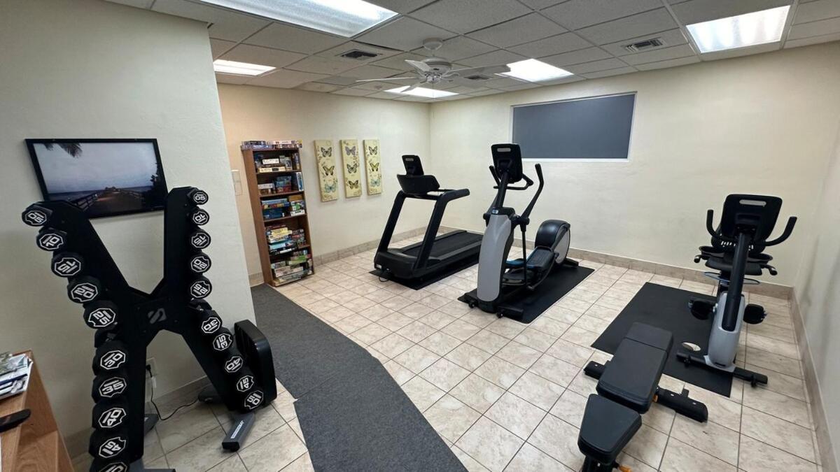 Apartment Elegant Escape With Heated Pool, Sauna, Tennis & Pickleball 3 Mls To *