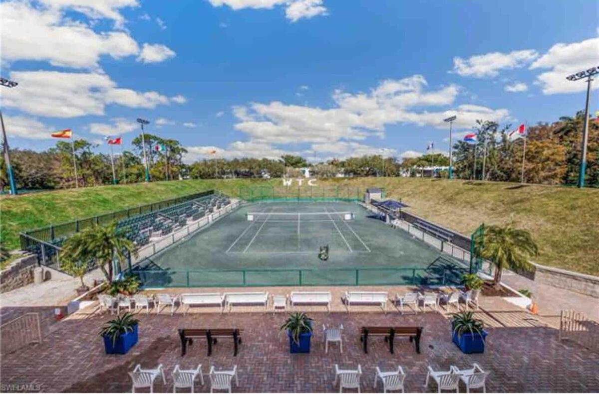Elegant Escape With Heated Pool, Sauna, Tennis & Pickleball 3 Mls To Apartment Naples