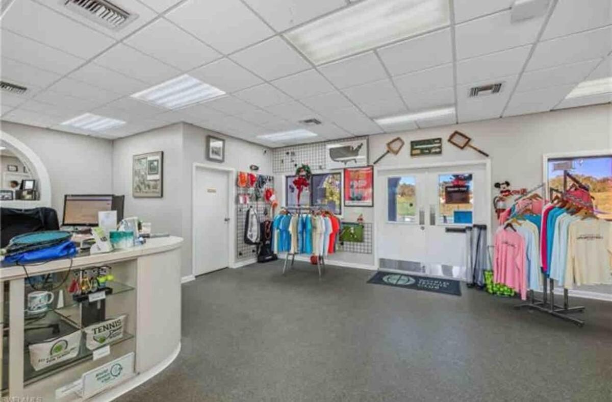 Apartment Elegant Escape With Heated Pool, Sauna, Tennis & Pickleball 3 Mls To Naples