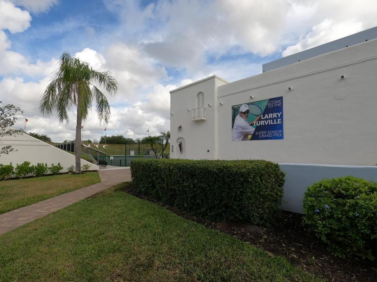 Elegant Escape With Heated Pool, Sauna, Tennis & Pickleball 3 Mls To Naples