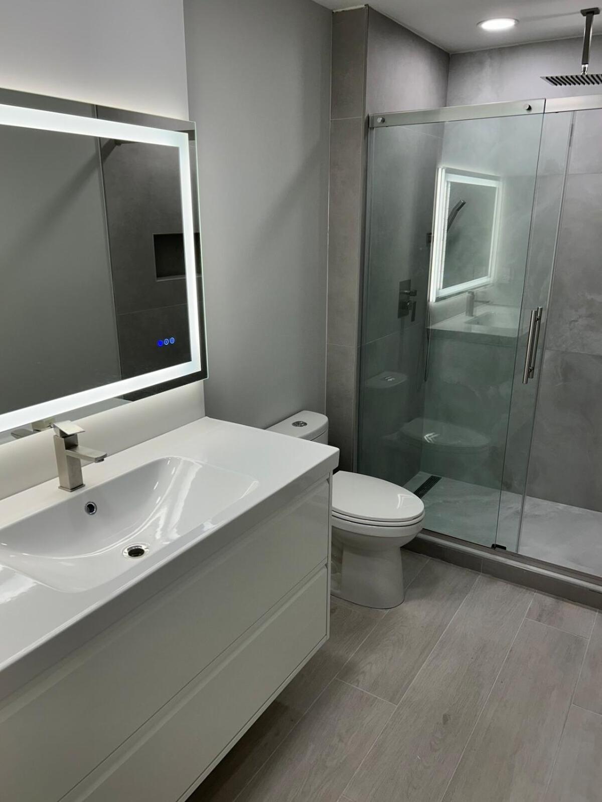Elegant Escape With Heated Pool, Sauna, Tennis & Pickleball 3 Mls To Apartment