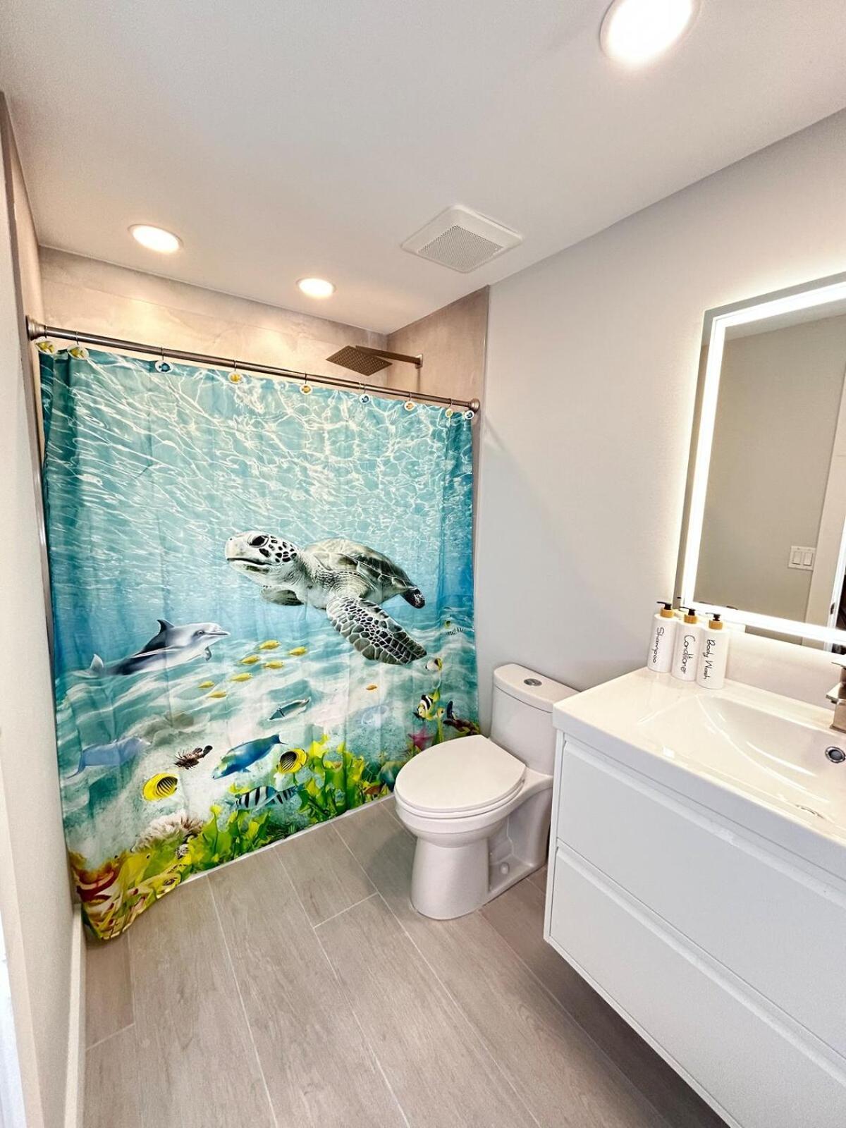 Elegant Escape With Heated Pool, Sauna, Tennis & Pickleball 3 Mls To